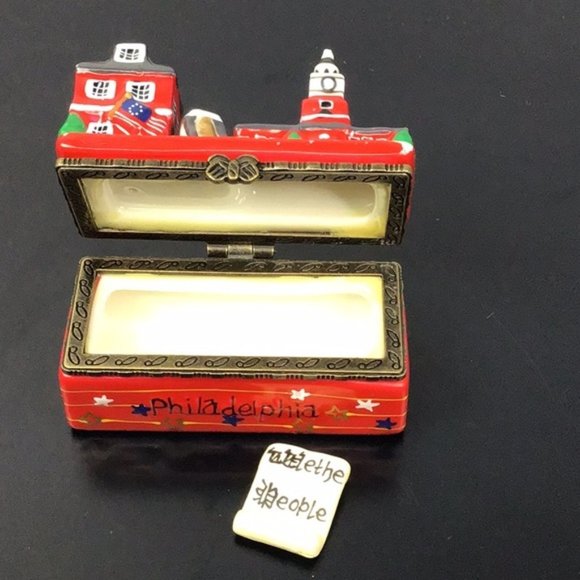 Philadelphia Pilly Porcelain Hinged Trinket box - Picture 3 of 4